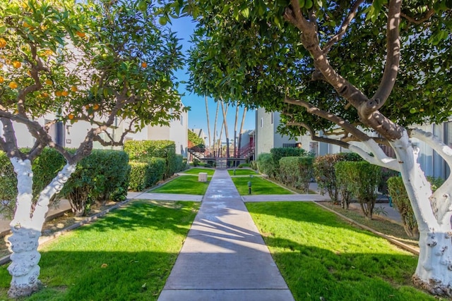 ウォーク トゥ オールド タウン ファッション スクエア フォー ヒーテッド プールズ