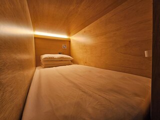 82 Capsule Hotel