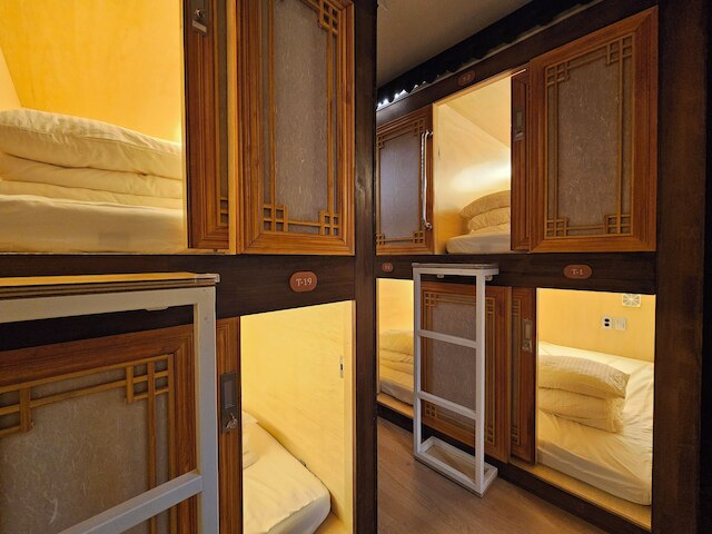 82 Capsule Hotel