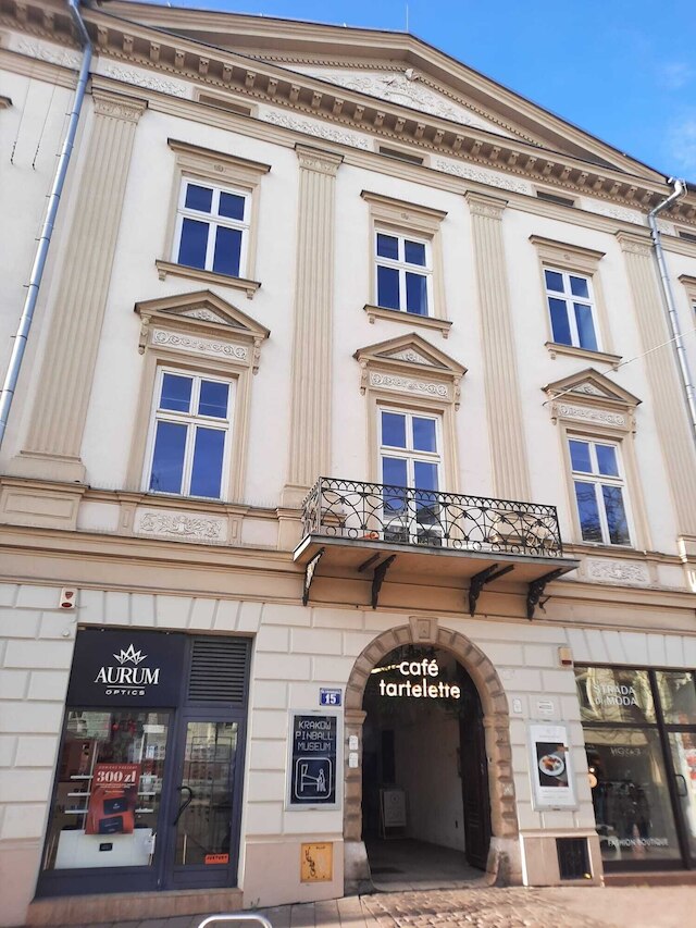 ラグジュアリー セナート アパートメント