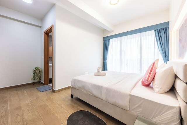 ロイヤル プラチナム コンド バイ ソーベン ホームズ