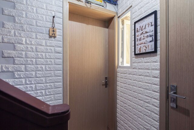 Shanghai Hills & Gefii Sixteen Cats close to Jing'an Temple