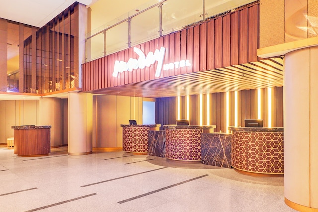 サンデー ホテル サンセット ロード ニア トランス スタジオ モール