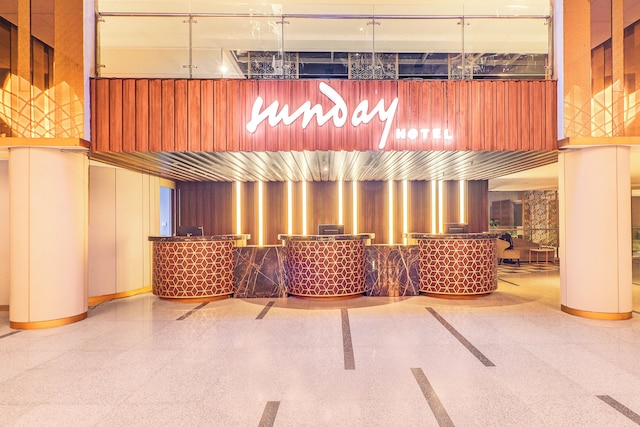 サンデー ホテル サンセット ロード ニア トランス スタジオ モール