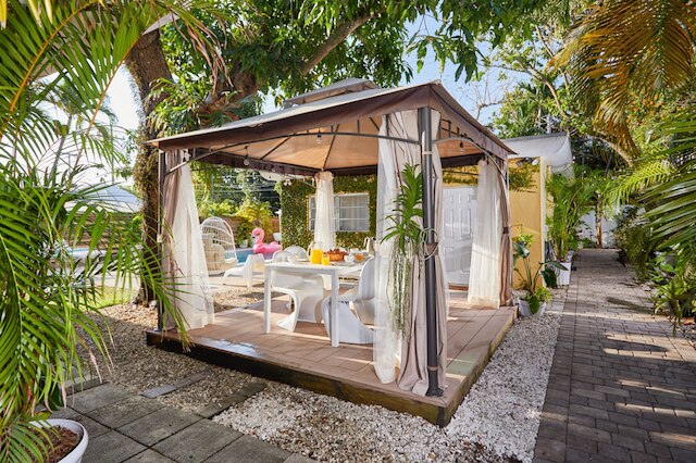 マイアミ プール オアシス イン エル ポータル