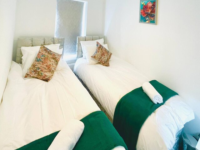 スタイリッシュ 3 ベッドルーム ハウス ウィズ フリー パーキング ニア フルム