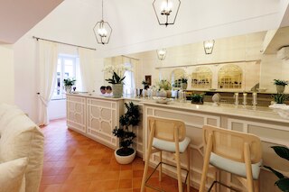 ダマルフィ ホスピタリティ