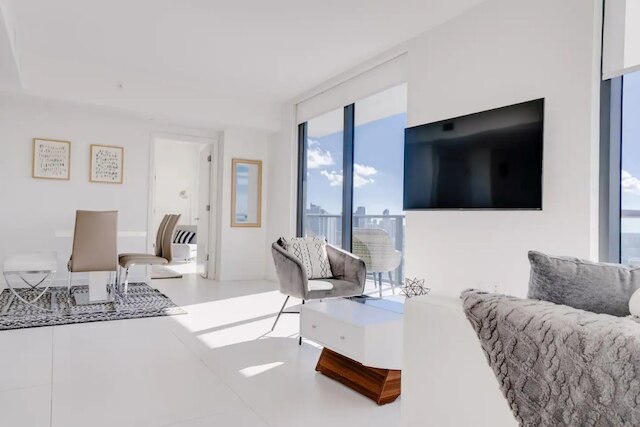 マイアミ パライソ モダン ルーフトップ プール ウォーク トゥ ミッドタウン