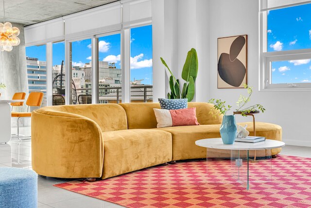 マイアミ バイス シック プール アンド ステップス トゥ ミッドタウン ショップス