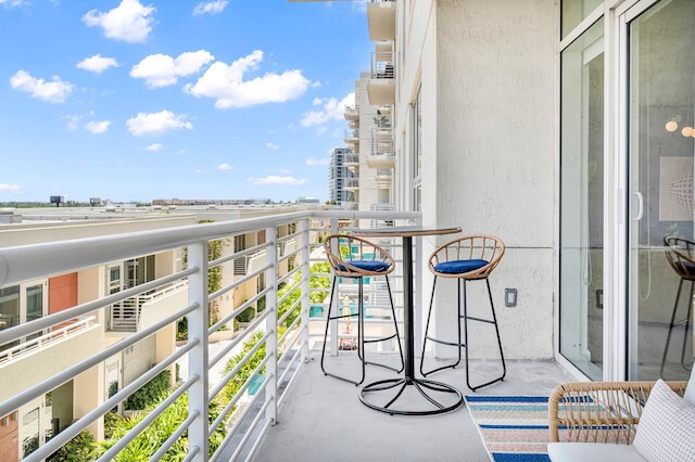 マイアミ バイス シック プール アンド ステップス トゥ ミッドタウン ショップス