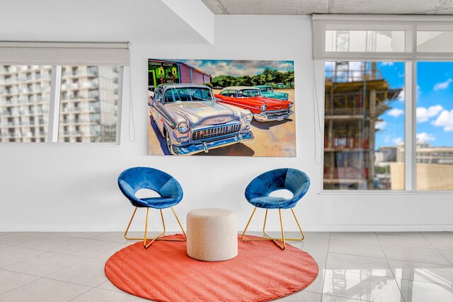 マイアミ バイス シック プール アンド ステップス トゥ ミッドタウン ショップス