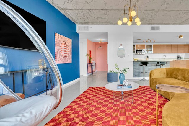 マイアミ バイス シック プール アンド ステップス トゥ ミッドタウン ショップス