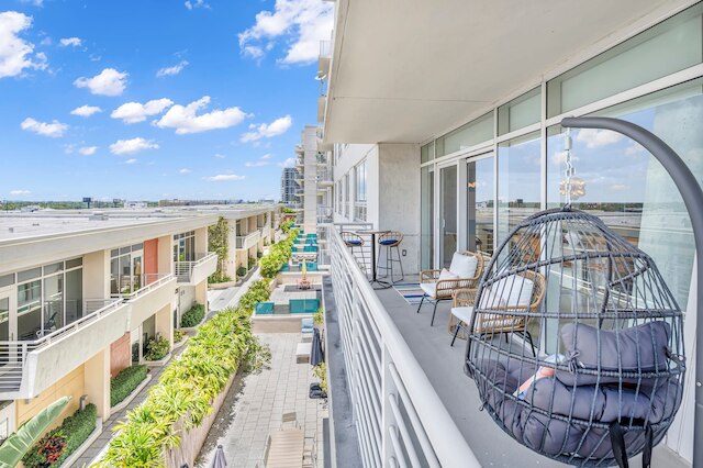 マイアミ バイス シック プール アンド ステップス トゥ ミッドタウン ショップス