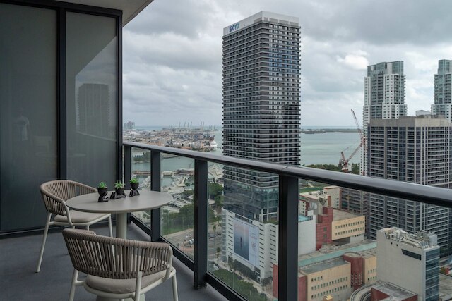 ラムランナー ダウンタウン プール ジム フル サービス タワー