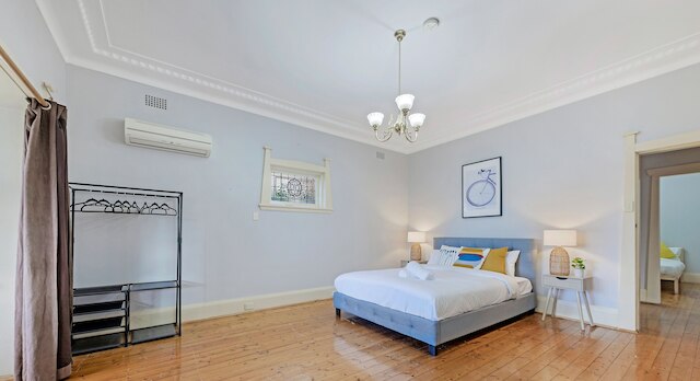 コージーグル | キャンプシー | オールディー-グッディー ルック 4 ベッド ハウス