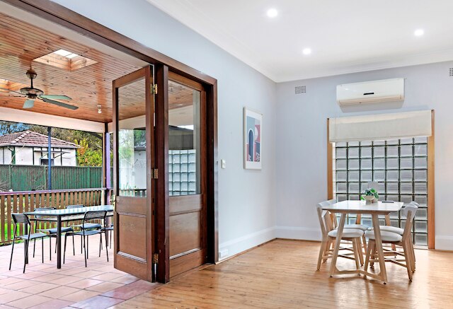 コージーグル | キャンプシー | オールディー-グッディー ルック 4 ベッド ハウス