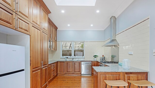 コージーグル | キャンプシー | オールディー-グッディー ルック 4 ベッド ハウス