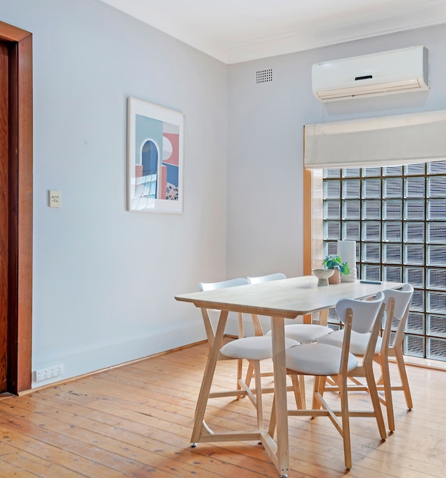 コージーグル | キャンプシー | オールディー-グッディー ルック 4 ベッド ハウス