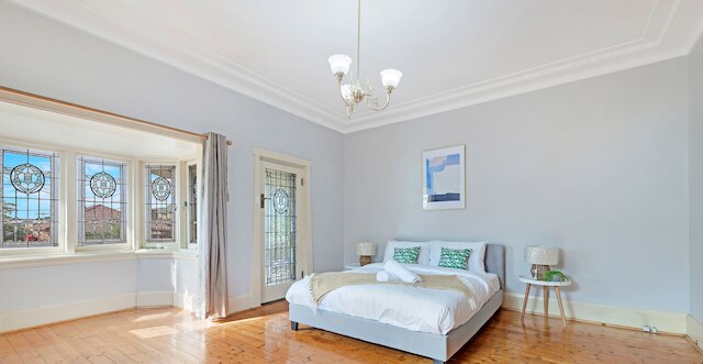 コージーグル | キャンプシー | オールディー-グッディー ルック 4 ベッド ハウス