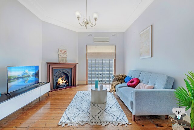 コージーグル | キャンプシー | オールディー-グッディー ルック 4 ベッド ハウス