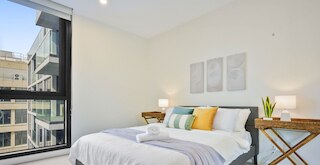 Kozyguru | ムーニー ポンズ | モダン 1 ベッド アパート パーキング