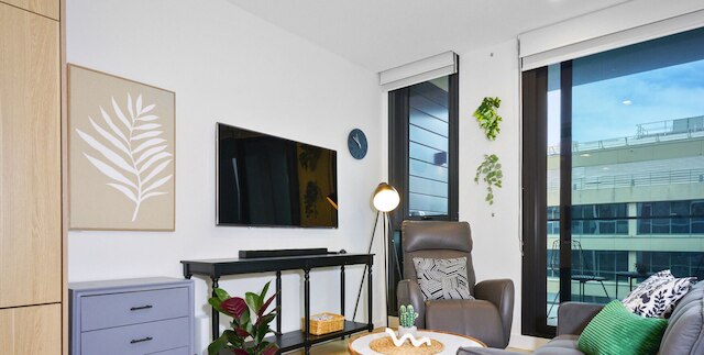 Kozyguru | ムーニー ポンズ | モダン 1 ベッド アパート パーキング