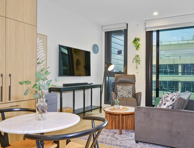 Kozyguru | ムーニー ポンズ | モダン 1 ベッド アパート パーキング