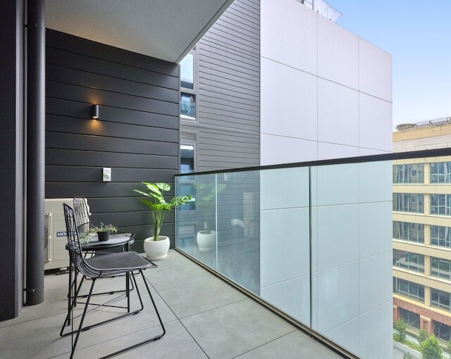 Kozyguru | ムーニー ポンズ | モダン 1 ベッド アパート パーキング