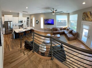 ニューリー ビルト プールサイド ホーム ウィズ バルコニー BBQ