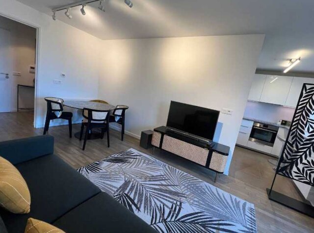 フラット ウィズ バルコニー 4P/1BDR ニア ラ デファンス