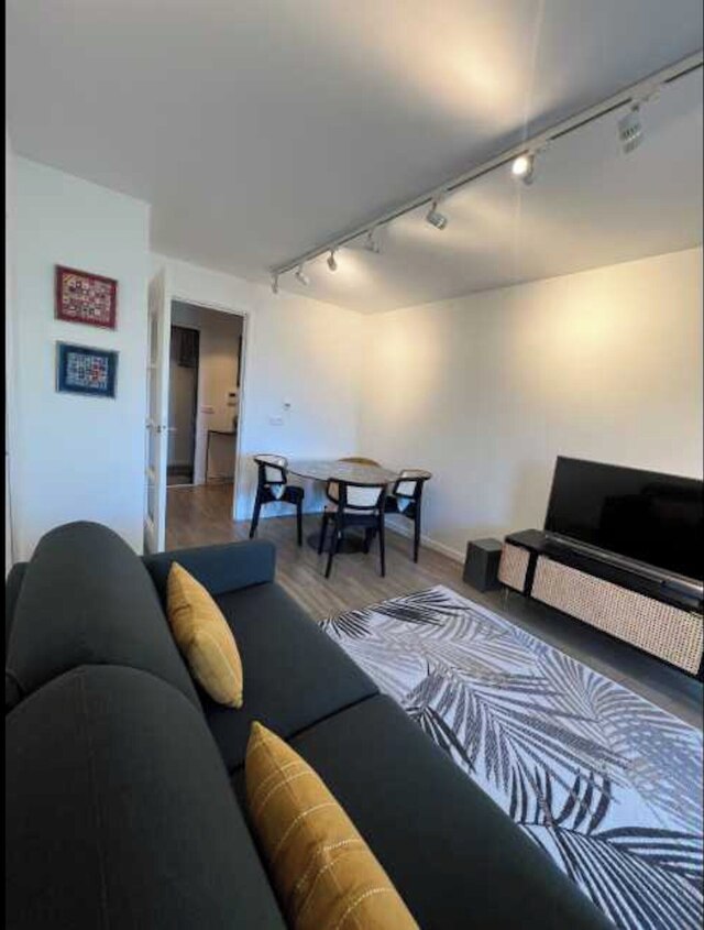 フラット ウィズ バルコニー 4P/1BDR ニア ラ デファンス