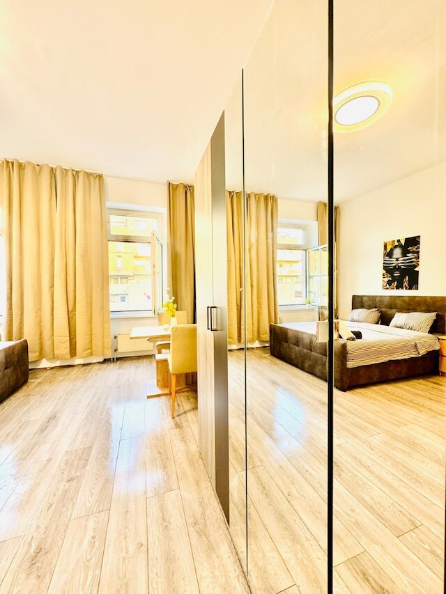 ブライト 3ベッドルーム アパートメント ステップス フロム FAC プラッツ