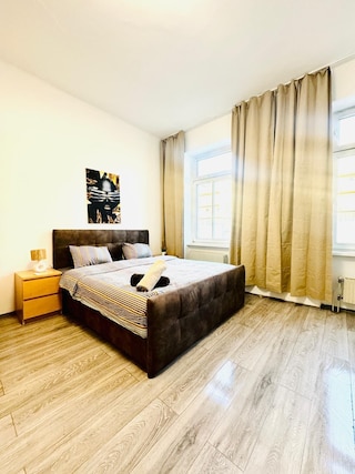 ブライト 3ベッドルーム アパートメント ステップス フロム FAC プラッツ