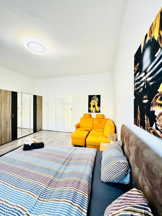 ブライト 3ベッドルーム アパートメント ステップス フロム FAC プラッツ