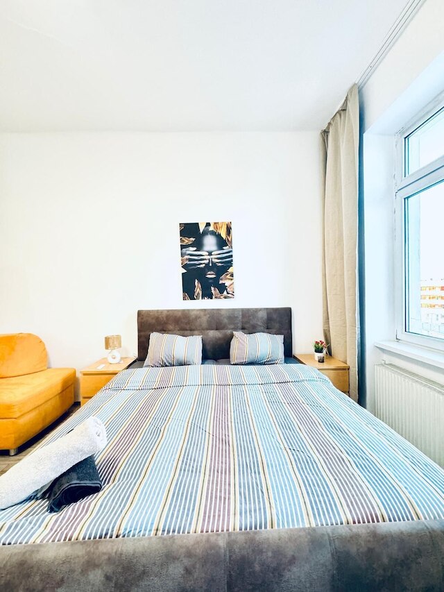 ブライト 3ベッドルーム アパートメント ステップス フロム FAC プラッツ