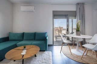 アーバン シティ ペントハウス ウィズ ラージ テラス