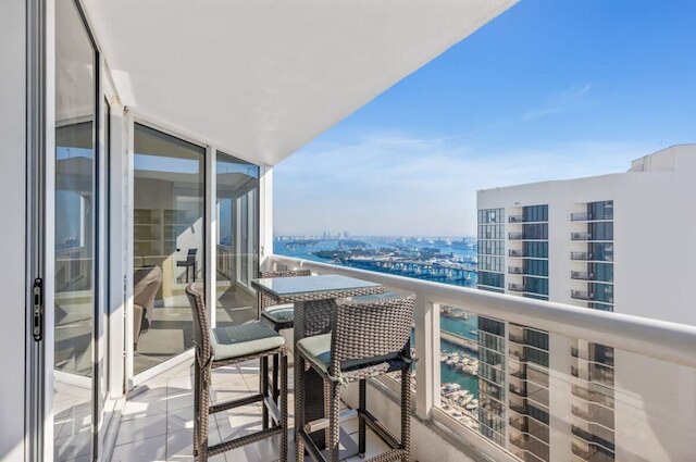 オーシャン コンフォート ウィズ バルコニー アンド プール