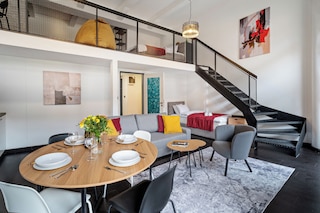 エアリー ロフト アパートメント ウィズ バルコニー