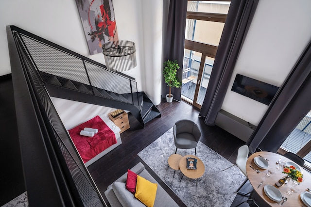 エアリー ロフト アパートメント ウィズ バルコニー