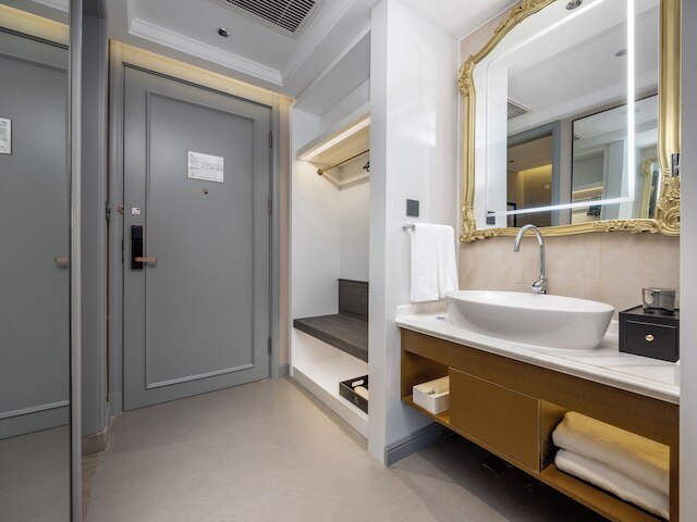 Jinsong Shuangjing Subway Station