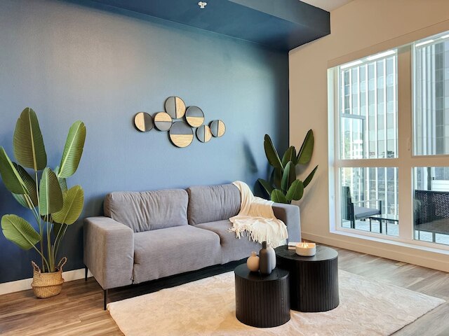 モダン ロンドン スタイル イン ミッド-ハリウッド フリー パーキング