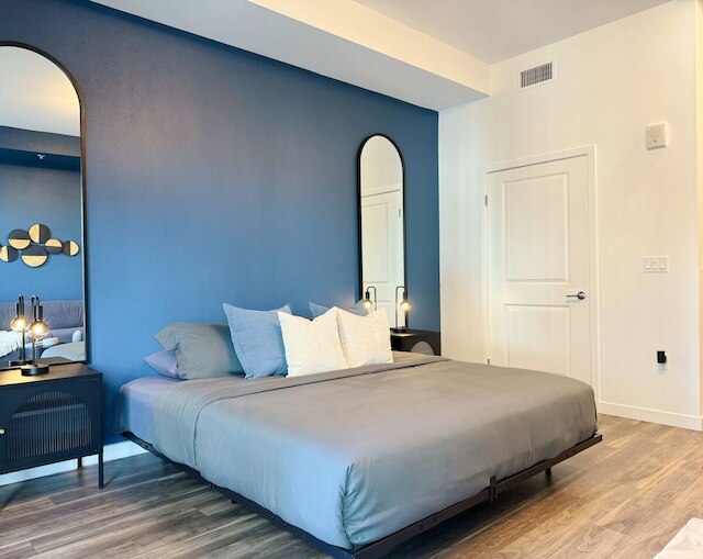 モダン ロンドン スタイル イン ミッド-ハリウッド フリー パーキング