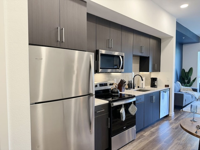 モダン ロンドン スタイル イン ミッド-ハリウッド フリー パーキング