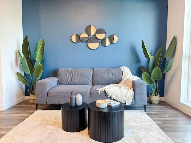 モダン ロンドン スタイル イン ミッド-ハリウッド フリー パーキング