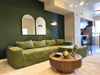 デコ スタイル ウィズ プール ジム パーキング 10 分 トゥ シダーズ