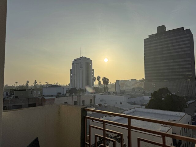 モダン エスケープ ウィズ プール ジム パーキング 10 分 トゥ シダーズ