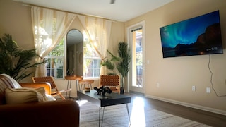 スペーシャス 2 ベッドルーム アパート ニア ディズニーランド プール ホット タブ ジム