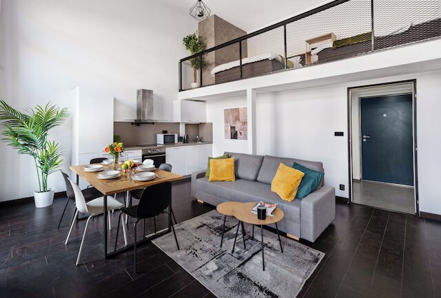 チャーミング ロフト ウィズ バルコニー