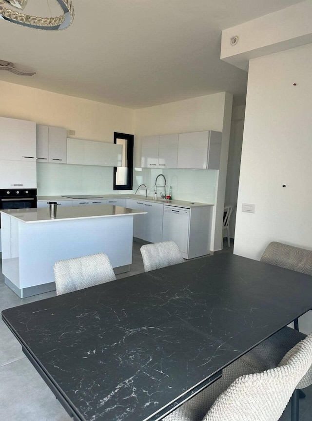 チャーミング 4 ベッドルーム アパートメント ウィズ ステラー シー ビュー