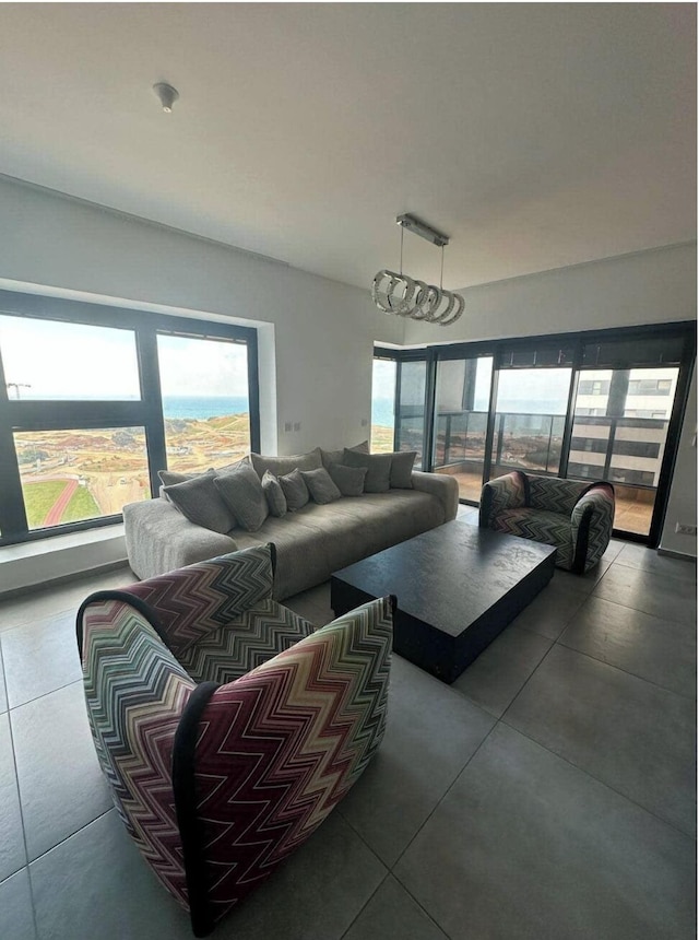 チャーミング 4 ベッドルーム アパートメント ウィズ ステラー シー ビュー